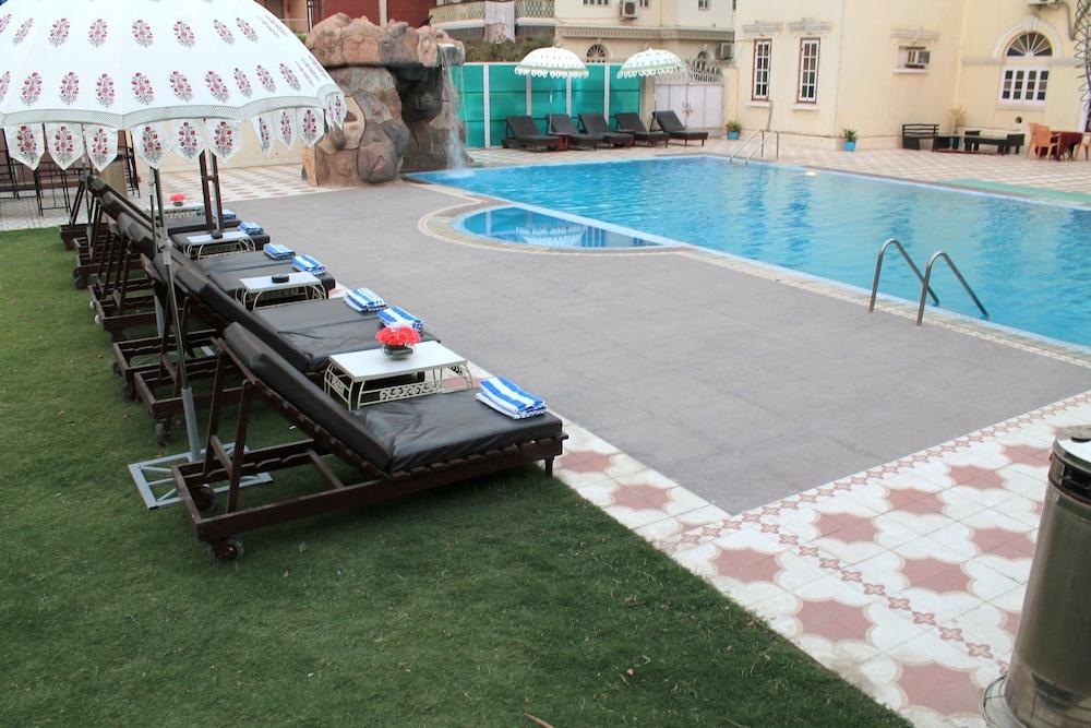 Hotel Surya, Kaiser Palace Varanasi Exteriör bild